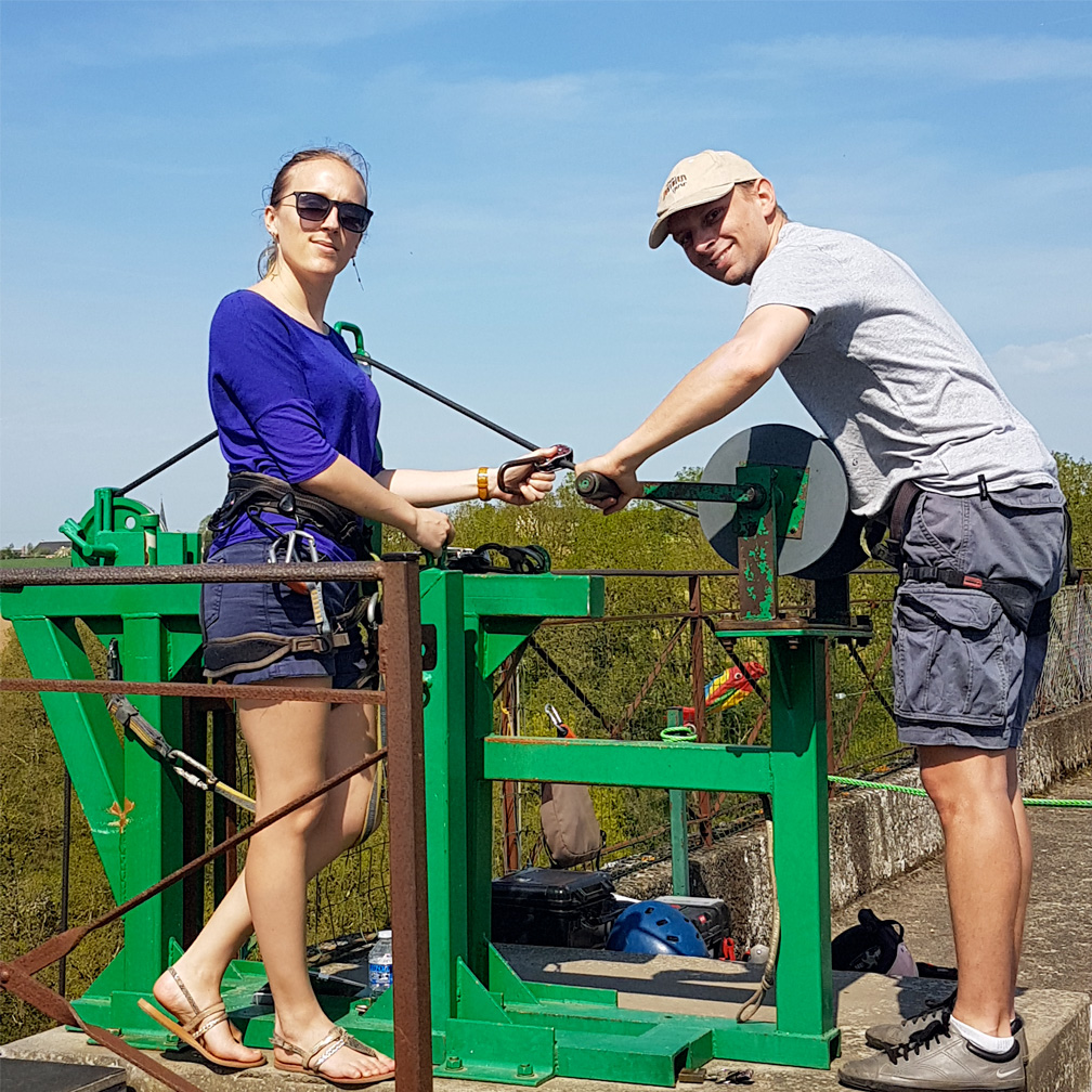 Une équipe de saut à l’élastique bien organisée