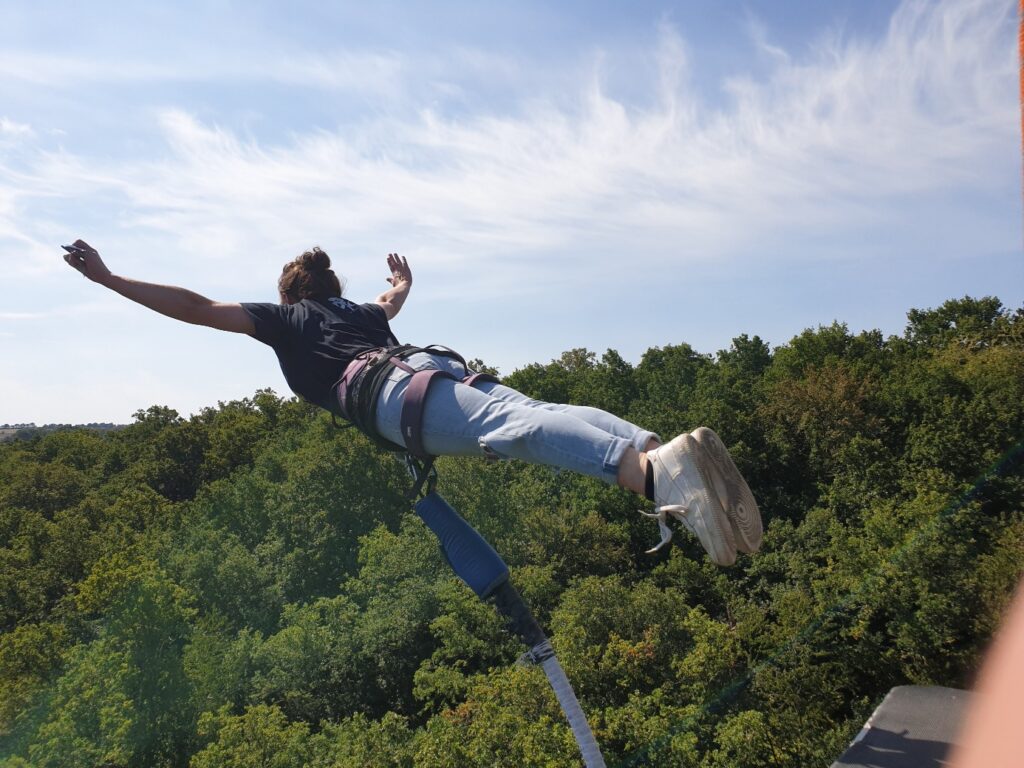 saut à l’élastique depuis un viaduc au-dessus d’une vallée