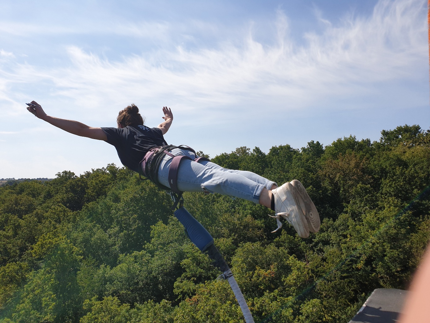 saut à l’élastique depuis un viaduc au-dessus d’une vallée